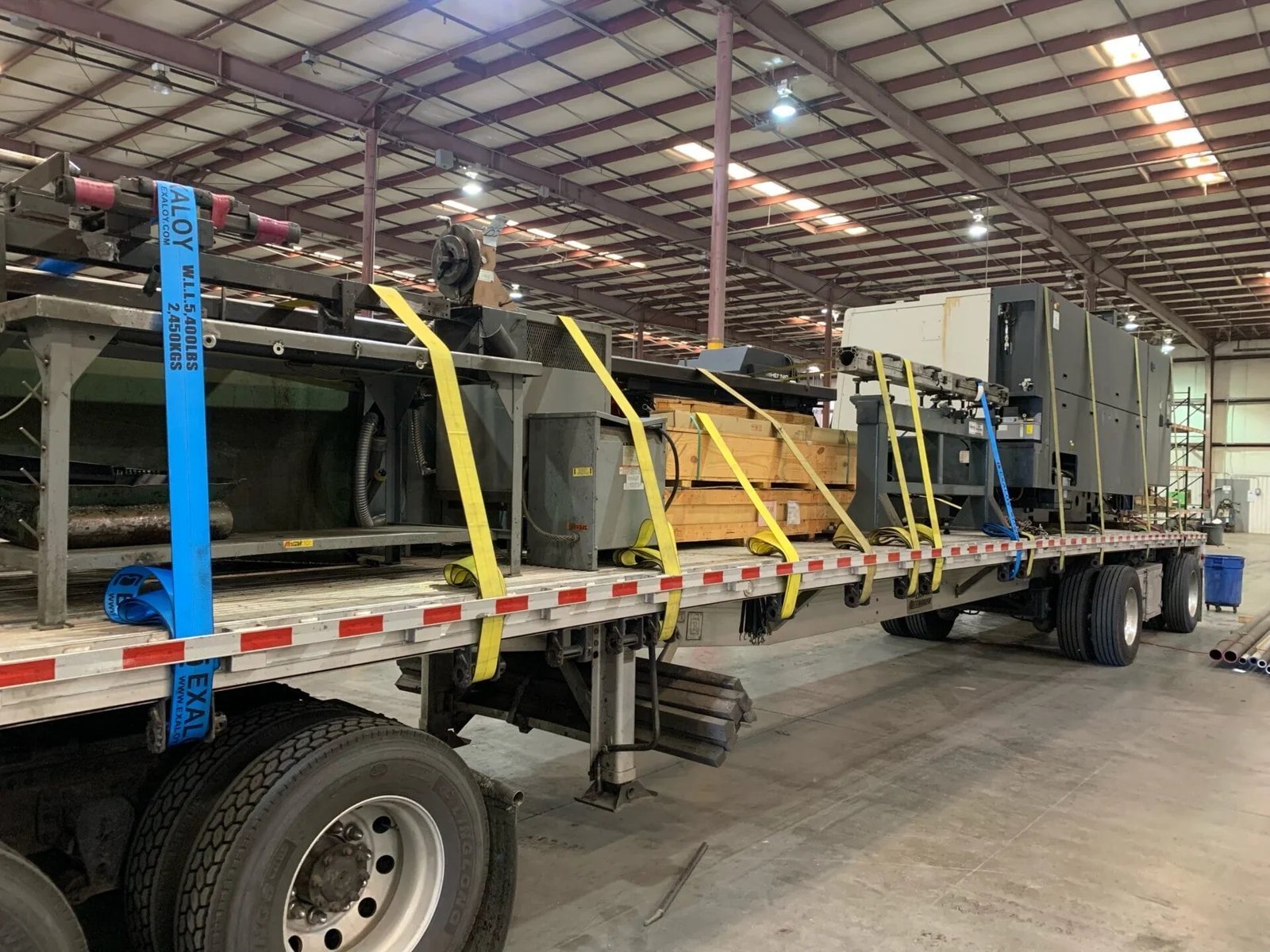 Traslado maquinaria industrial plataforma flatbed segura AZVIR